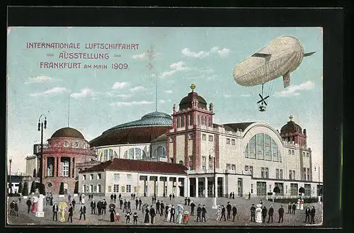 AK Frankfurt a. M., Internationale Luftschiffahrt Ausstellung 1909 - Passanten und Zeppelin an der Festhalle