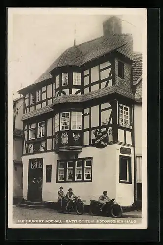 AK Adenau, Gasthaus zum historischen Haus, junge Frauen auf Motorrädern