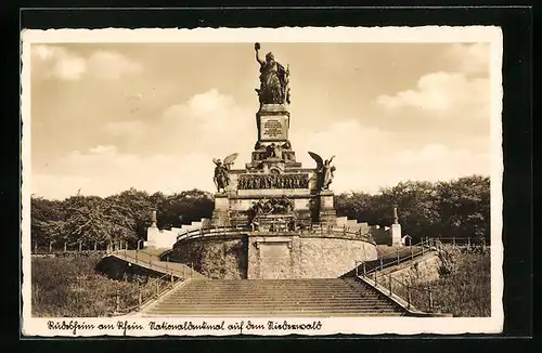 AK Rüdesheim a. Rhein, vor dem Nationaldenkmal a.d. Niederwald