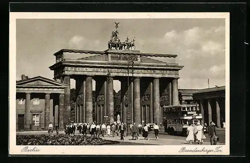 AK Berlin, Passanten am Brandenburger Tor