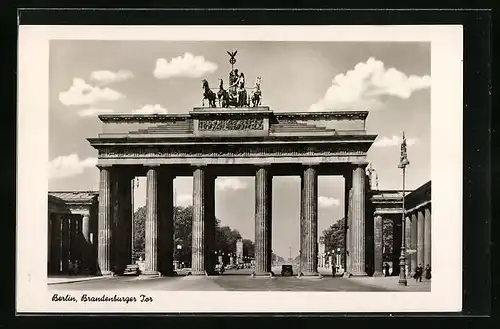 AK Berlin, auf dem Weg durch das Brandenburger Tor