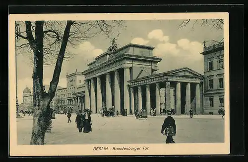 AK Berlin, Passanten neben dem Brandenburger Tor