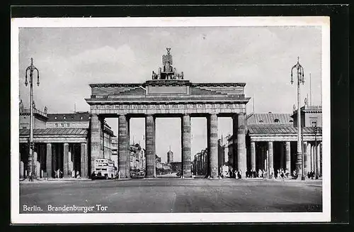 AK Berlin, Blick durch das Brandenburger Tor auf den Pariser Platz