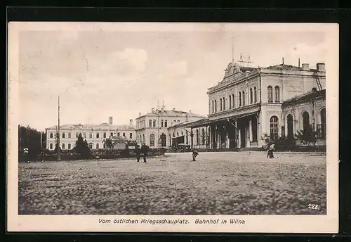 AK Wilna, Passanten vor dem Bahnhof