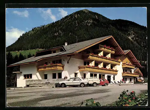 AK St. Martin im Gsiesertal, Automobile der 80er Jahre vor dem Sporthotel