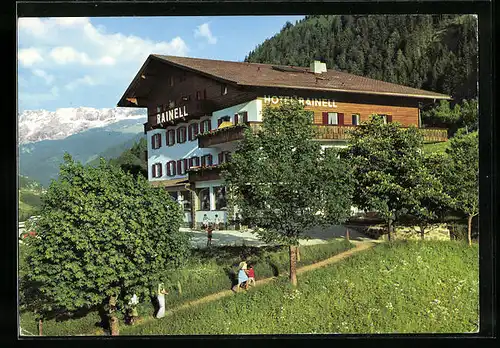 AK Ortisei - St. Ulrich, Gäste vor dem Hotel Rainell