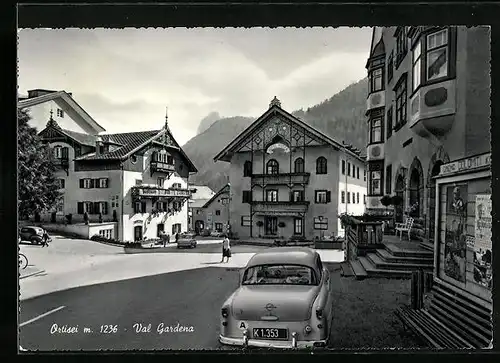 AK Ortisei, Passanten und Automobile vor dem Gasthof in der Stadt, Gardena Valley