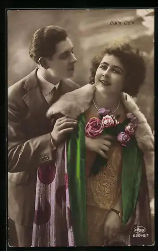 Foto-AK Amag: Mann legt seiner Frau einen Mantel um, Rosenstrauss