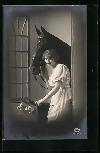 Foto-AK Amag: Junge Frau mit einem Pferd und Blumen