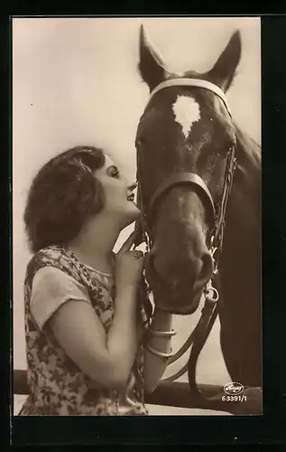Foto-AK Amag: Junge Frau und das Pferd, innige Beziehung