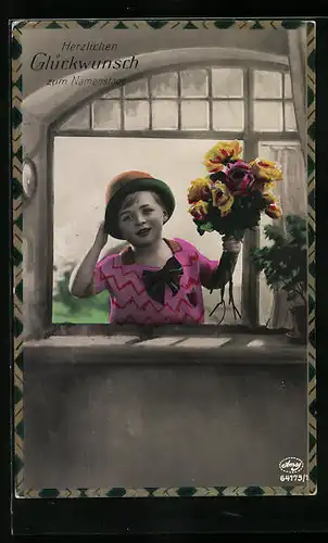 Foto-AK Amag: Kind in bunten Kleidern mit einem Strauss Blumen