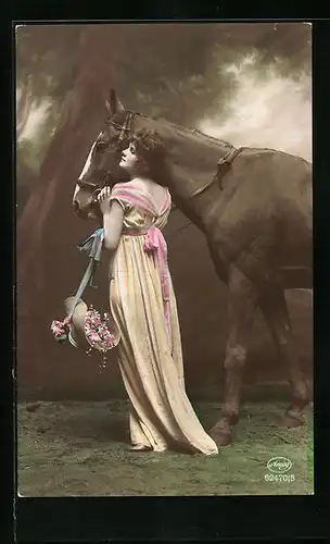Foto-AK Amag: Frau im Sommerkleid steht neben ihrem Pferd