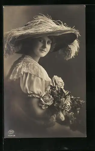 Foto-AK Amag: Junge Frau mit imposantem Hut mit einem Strauss Rosen