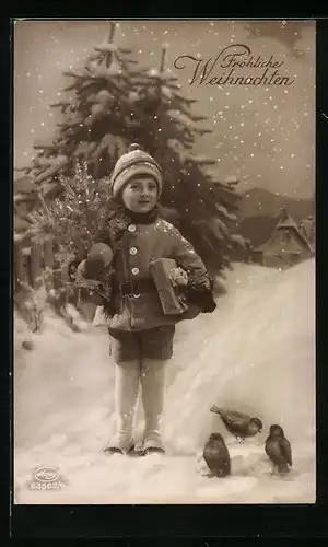 Foto-AK Amag: Junge mit Geschenken im Schnee, Weihnachtsgrüsse
