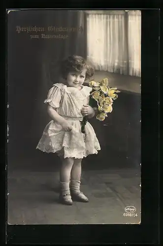 Foto-AK Amag: Mädchen im Rüschenkleid mit einem Strauss Blumen zum Namenstage