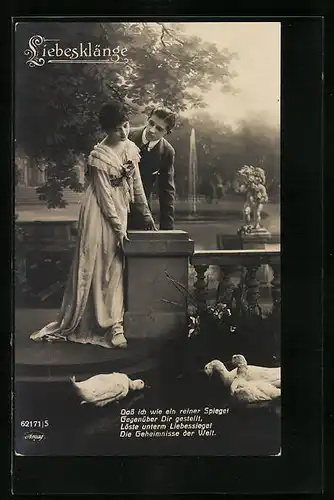Foto-AK Amag: Liebesklänge, Junges Pärchen im Park