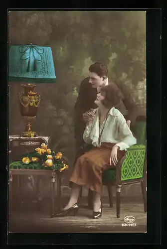 Foto-AK Amag: Dein auf ewig!, Frau sitzt im Sessel, der Mann dahinter