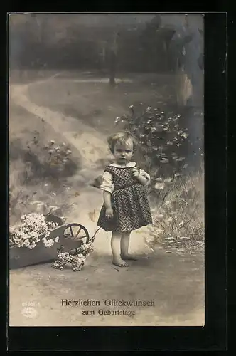 Foto-AK Amag: Kleines Mädchen mit Blumenkarren im Wald, Geburtstagsgrüsse