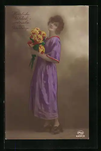 Foto-AK Amag: Frau im Lavendelfarbenen Kleid stehend mit Blumen, Geburtstagsgrüsse