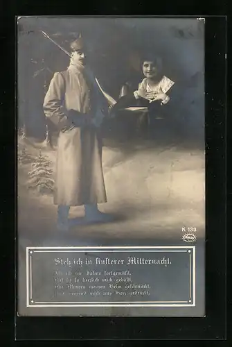 Foto-AK Amag: Soldat in Uniform mit Gewehr gedenkt seiner Frau