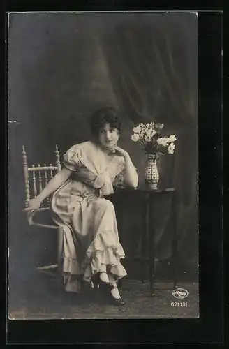 Foto-AK Amag: Dein auf ewig!, sitzt an einem Tisch, Blumenstrauss