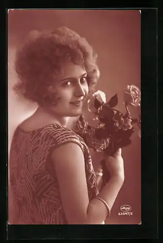 Foto-AK Amag: Junge Frau mit Rosen in der Hand