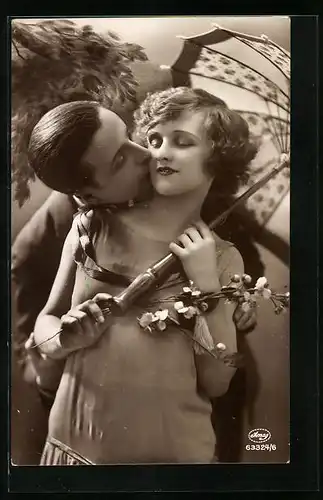 Foto-AK Amag: Junge Frau mit Schirm wird von einem Mann geküsst