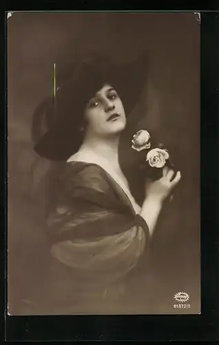 Foto-AK Amag: Junge Frau in Schwarz mit einer Rose