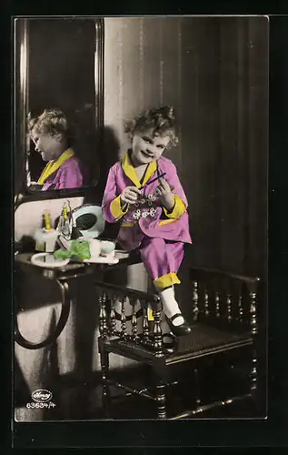 Foto-AK Amag: Kleines Mädchen vor einem Schminkspiegel