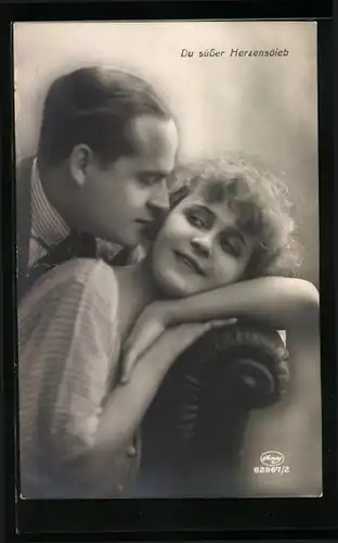 Foto-AK Amag: Du süsser Herzensdieb, Mann und Frau schmusen auf der Couch