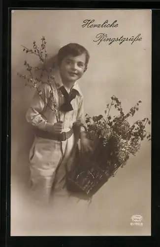 Foto-AK Amag: Junge mit einem Korb voller Zweig, Pfingstgrüsse