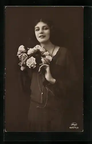 Foto-AK Amag: Junge Frau mit einem Rosenstrauss