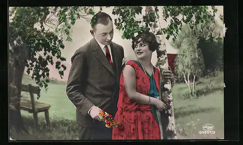 Foto-AK Amag: Junges Paar an einer Birke, Pfingstgrüsse