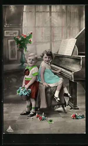 Foto-AK Photochemie Berlin Nr. 7029: Zwei Kinder mit Blumenkorb am Klavier