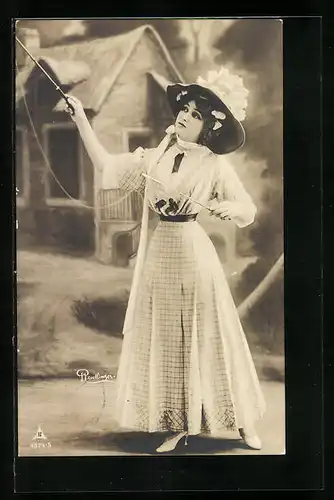 Foto-AK Photochemie Berlin Nr. 4824: Frau im kariertem Kleid mit einem Hut und Spiel in der Hand