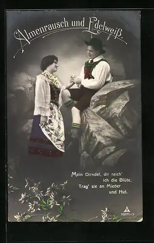 Foto-AK Photochemie Berlin Nr. 10271: Almenrausch und Edelweiss, Mann auf einem Stein bekommt ein Tuch, beide in Trachten