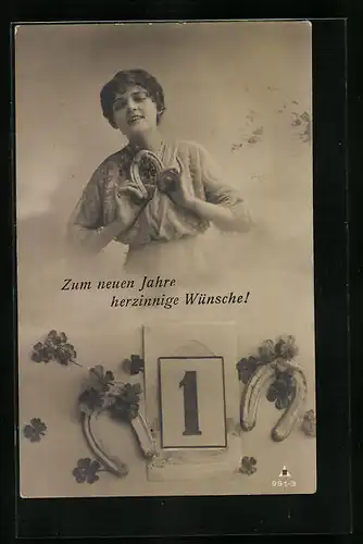 Foto-AK Photochemie Berlin Nr. 991: Frau mit Hufeisen, Kalender und Klee