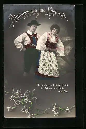 Foto-AK Photochemie Berlin Nr. 10271: Almenrausch und Edelweiss, Mann und Frau in Trachten vor einem Felsen