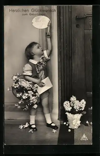 Foto-AK Photochemie Berlin Nr. 6361: Kind mit Blumen und Grusskarte grüsst zum Geburtstag