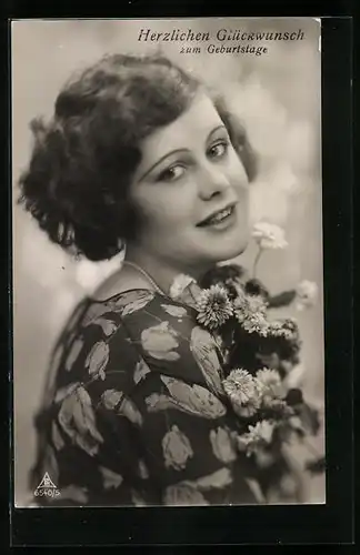Foto-AK Photochemie Berlin Nr. 6540: Junge Frau im Blumenkleid mit Geburtstagsgrüssen
