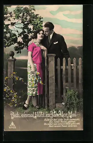 Foto-AK Photochemie Berlin Nr. 5711: Mann mit seiner Freundin am Gartenzaun, Ach, einmal blüht im Jahr der Mai