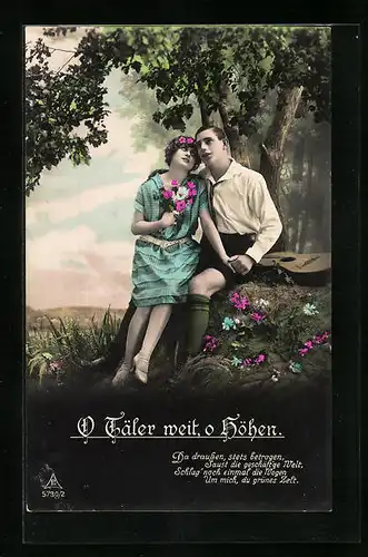 Foto-AK Photochemie Berlin Nr. 5730: Pärchen mit Blumen und Gitarre unter einem Baum