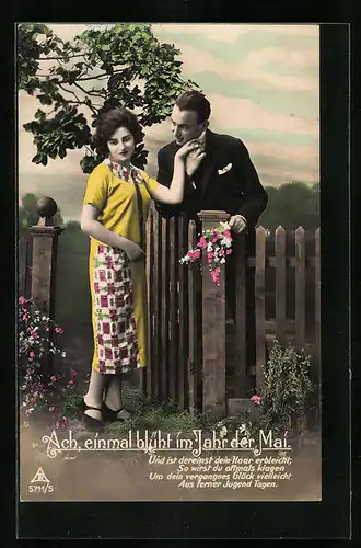 Foto-AK Photochemie Berlin Nr. 5711: Junges Paar am Gartenzaun mit einem Blumenstrauss