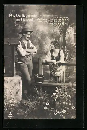 Foto-AK Photochemie Berlin Nr.4077: Pärchen in einem Gespräch am Brunnen