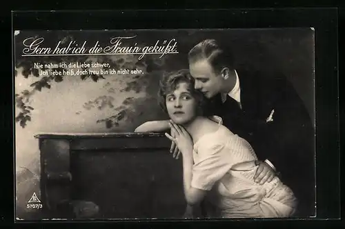 Foto-AK Photochemie Berlin Nr. 5707: Mann legt seiner Freundin die Hand auf die Hüfte, Gern hab`ich die Frau`n geküsst.