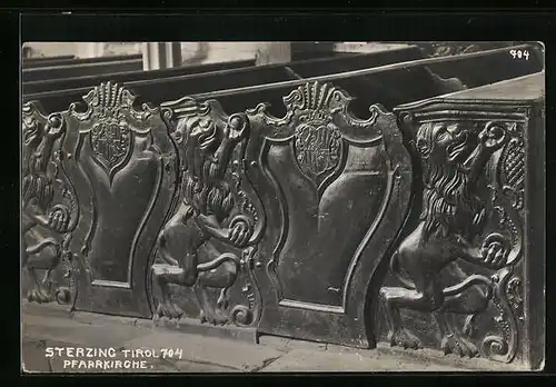 AK Sterzing, verzierte Bänke in der Pfarrkirche