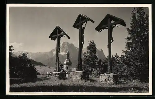 AK Kastelruth, die drei Kreuze mit Blick zum Kirchturm