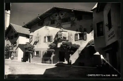 AK Castelrotto, vor dem bunt bemalten Gasthaus