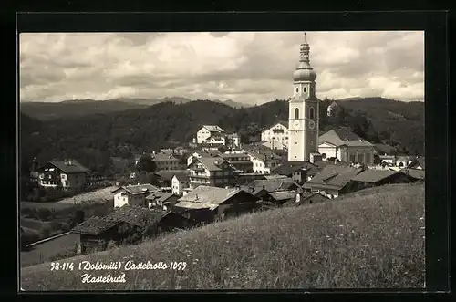 AK Kastelruth, Blick von der Wiese auf die Kirche im Ort