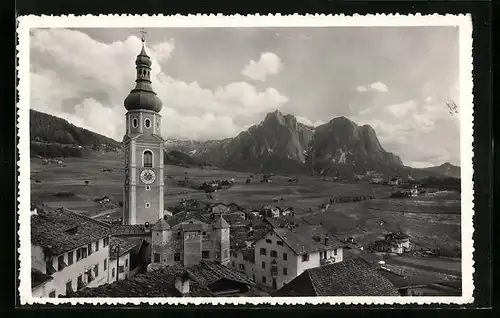 AK Kastelruth, Häuser an der Kirche, Blick auf die Dolomiten